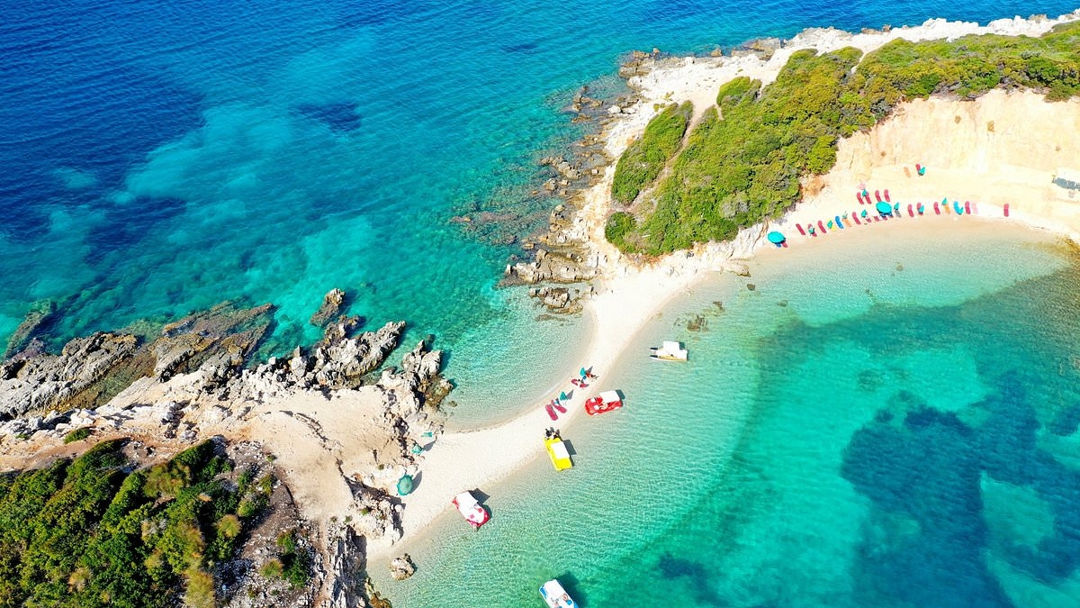 El destino de playa apodado las 'Maldivas de Europa', con pintas a 2 libras, vuelos baratos y mar cristalino.