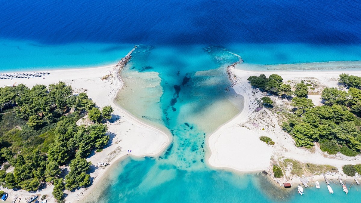 La splendida spiaggia greca con la sua magica laguna blu è stata incoronata la migliore in Europa