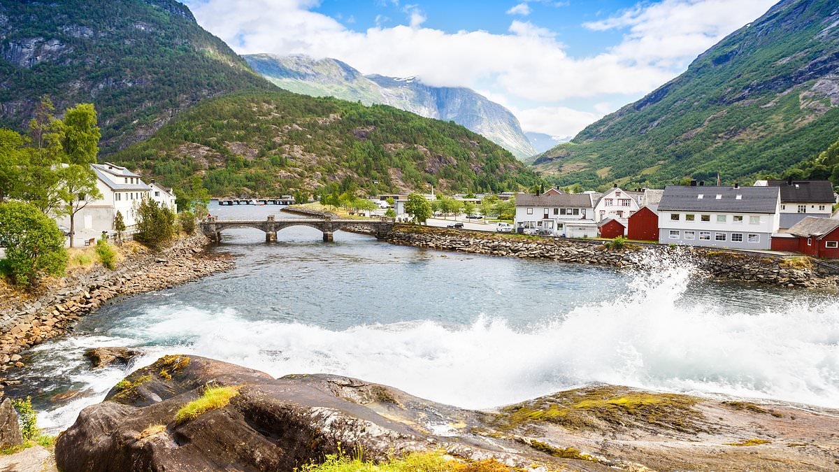 El pueblo europeo visitado por miles de turistas cada día y amado por los cineastas, pero que un día podría ser destruido por "el tsunami más alto del mundo".