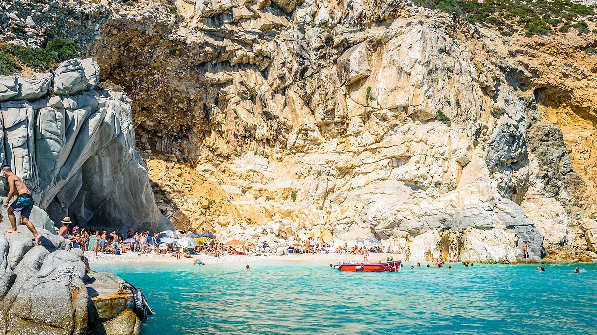La isla griega subestimada y maravillosamente salvaje que ha sido nombrada la mejor para visitar en 2025
