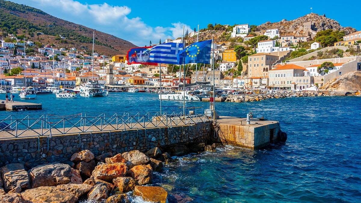 L'isola greca poco conosciuta, bella quanto Santorini, ma molto più tranquilla durante l'estate