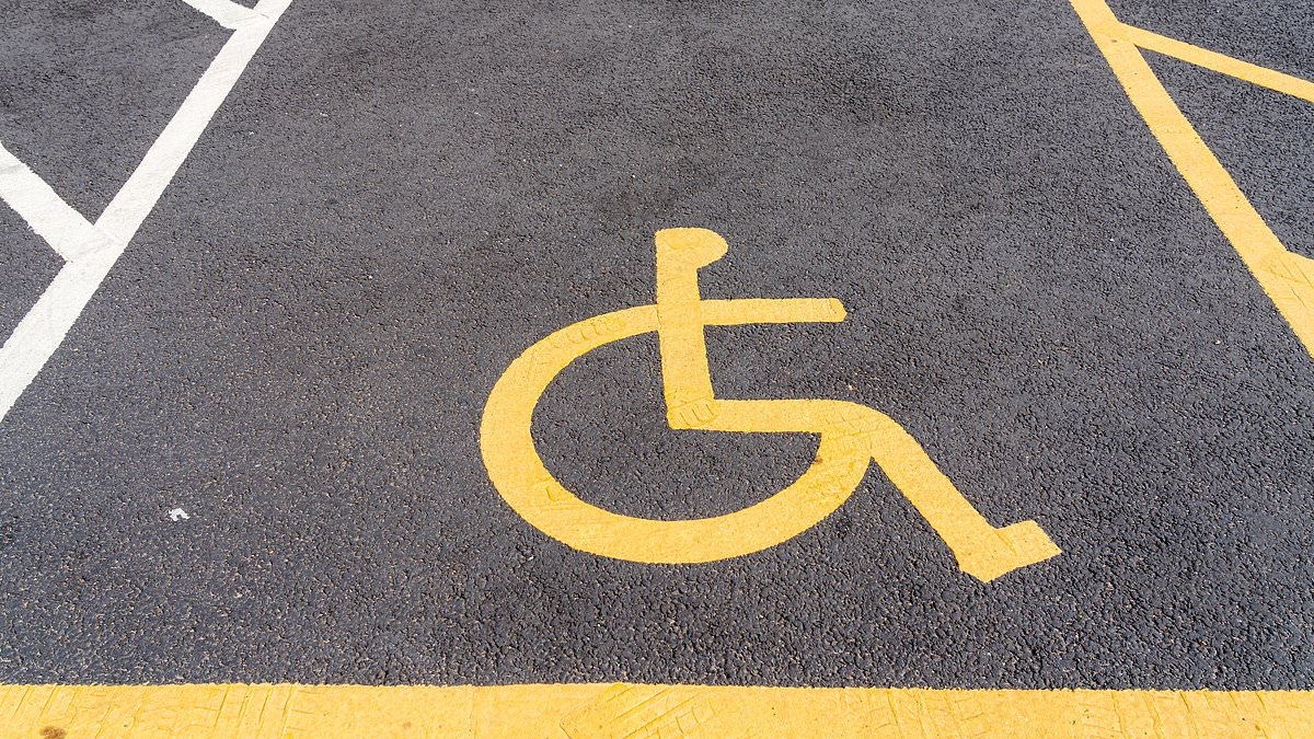 Pour chaque place de stationnement pour personnes handicapées, il y a 52 titulaires de badges bleus, car le programme est exploité et sursouscrit