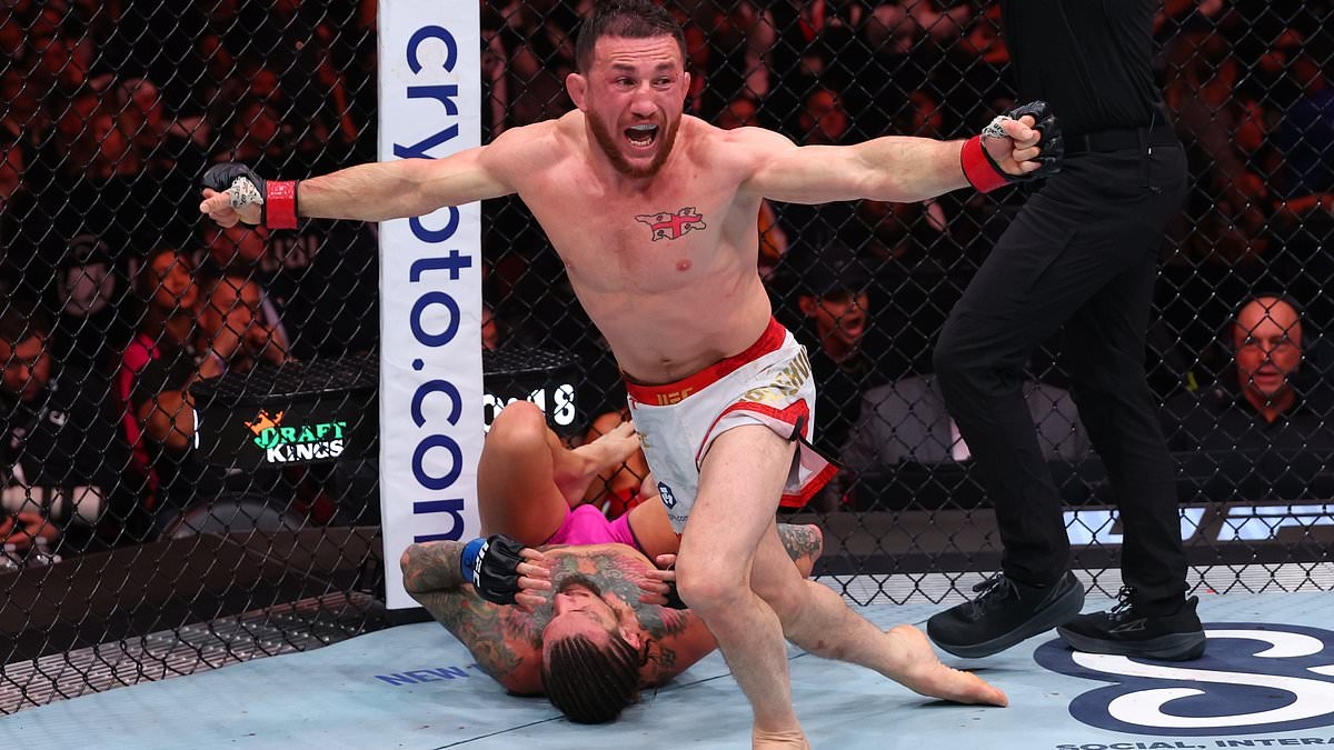 Merab Dvalishvili dusi Seana O'Malleya, zmuszając go do poddania się przed Donaldem Trumpem na UFC 316, a następnie przeskakuje przez oktagon, aby porozmawiać z prezydentem w New Jersey