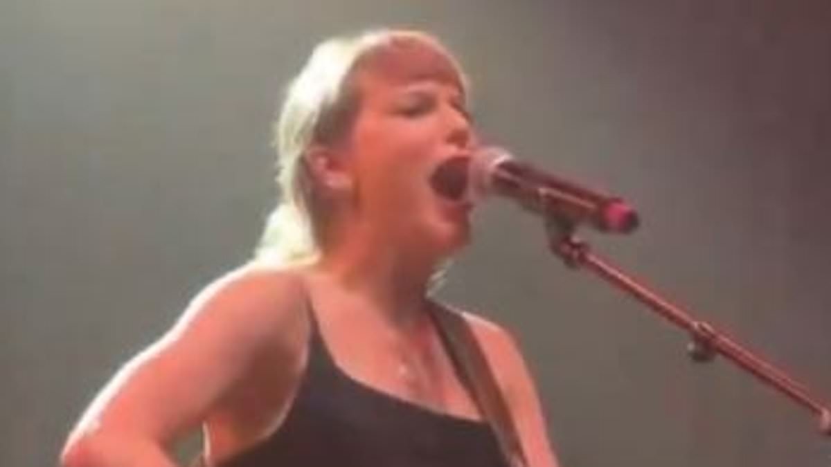 Taylor Swift maakt een verbluffende comeback op het podium tijdens een concert gepresenteerd door Travis Kelce in Nashville