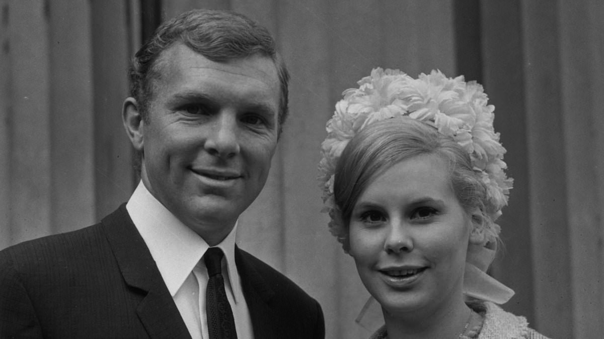 Fate di Bobby Moore un cavaliere! I sopravvissuti al cancro al colon si uniscono alla campagna per onorare il capitano inglese vincitore della Coppa del Mondo, che sta prendendo piede.