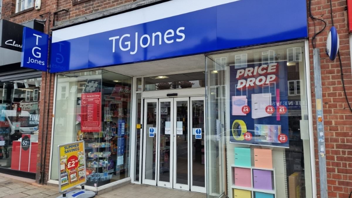 Comienza la renovación de la marca WH Smith en las calles principales y su nuevo nombre genera preguntas entre la gente.