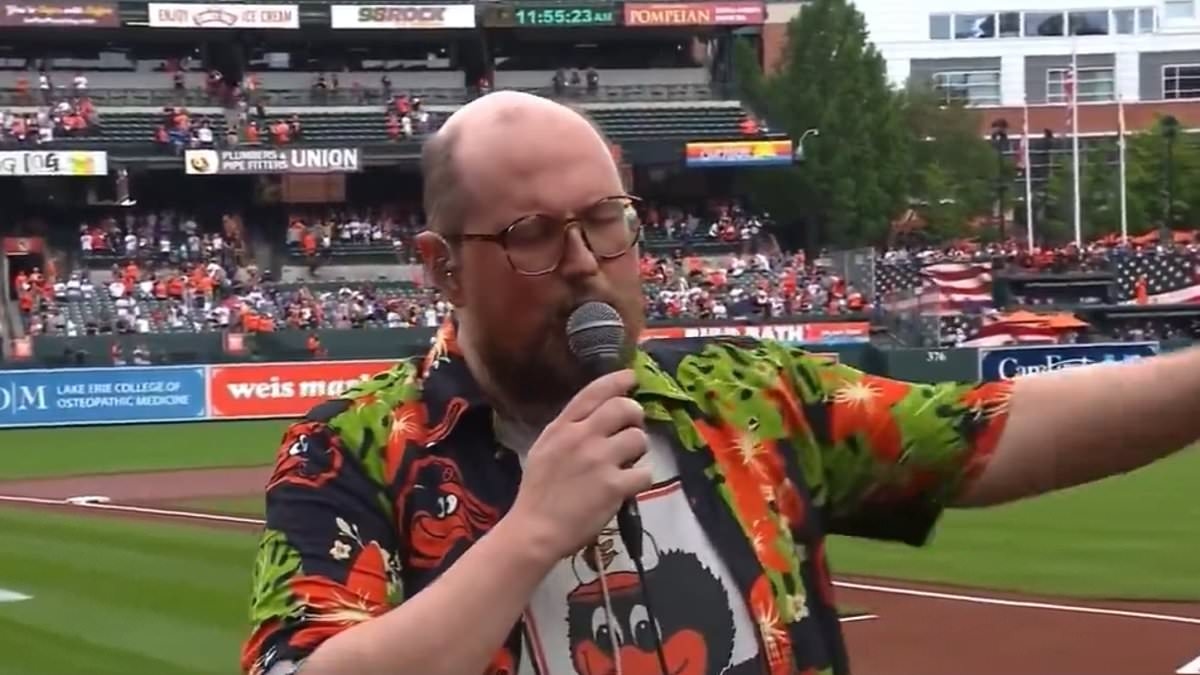 Sänger der Nationalhymne nach bizarrer Darbietung beim Orioles-Spiel als „Schande für Amerika“ bezeichnet