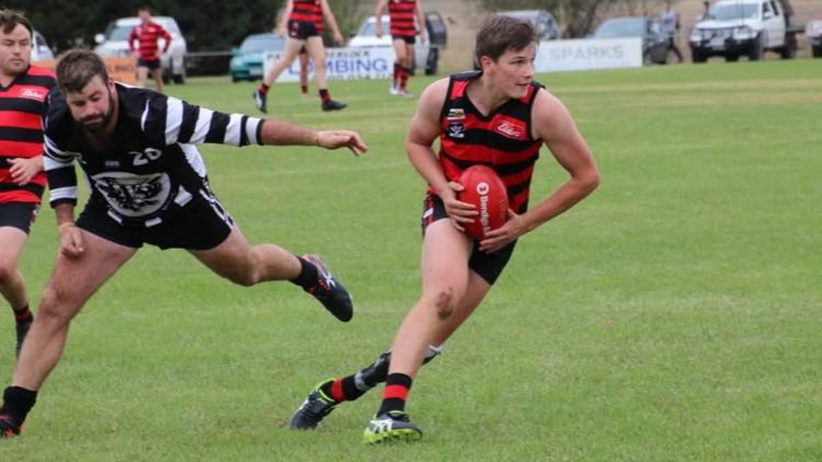 Can you spot the telltale sign that explains why footy fans are losing their minds over player who kicked five goals in a match for his country footy club?