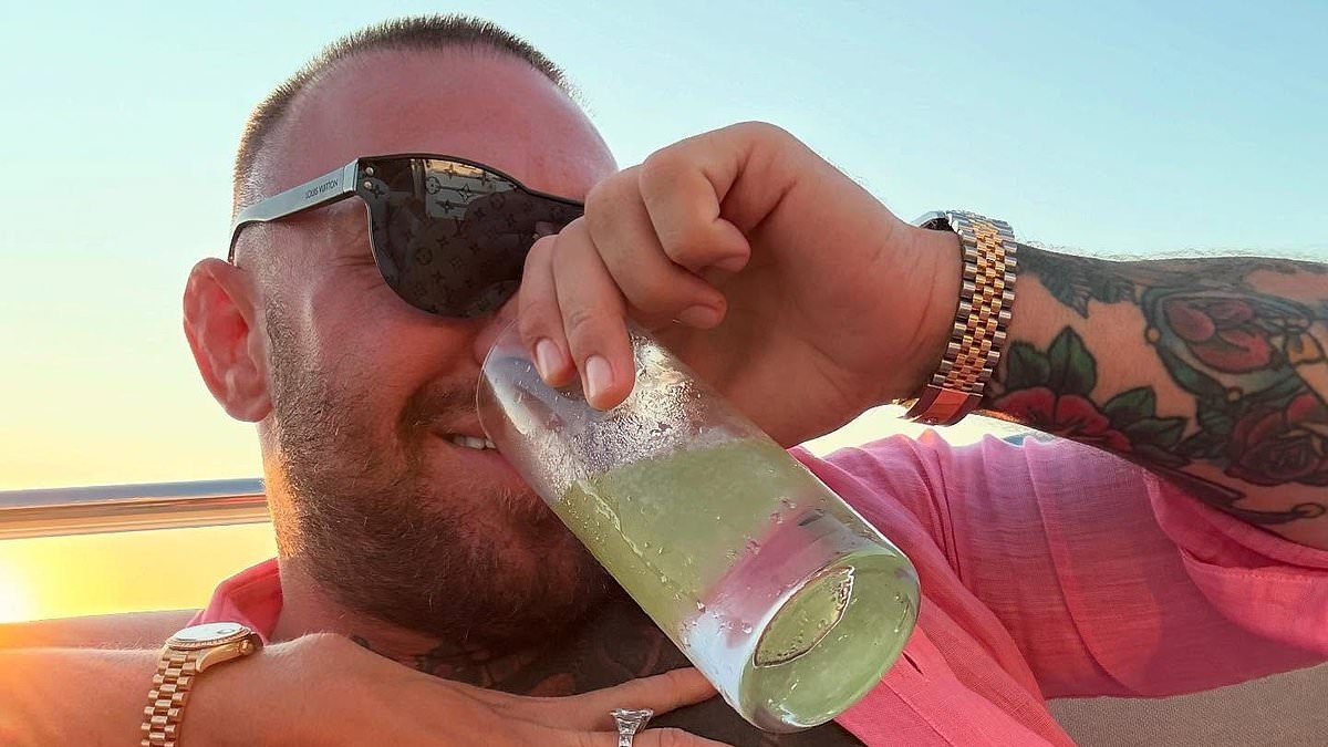 Narzeczona Conora McGregora, Dee Devlin, nie może oderwać od niego rąk podczas wakacji na jachcie, gdy chwali się wyciekiem swoich „nagich zdjęć” w związku z licznymi skandalami „zdrady”