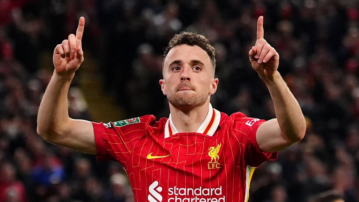 Liverpool, Portekizli yıldız Diogo Jota'yı Anfield'ın dışında kalıcı bir anıtla ölümsüzleştirecek ve 28 yaşında trajik bir şekilde hayatını kaybeden Portekizli yıldızın yeni adidas formalarına 'Sonsuza Kadar 20' amblemini yerleştirecek.
