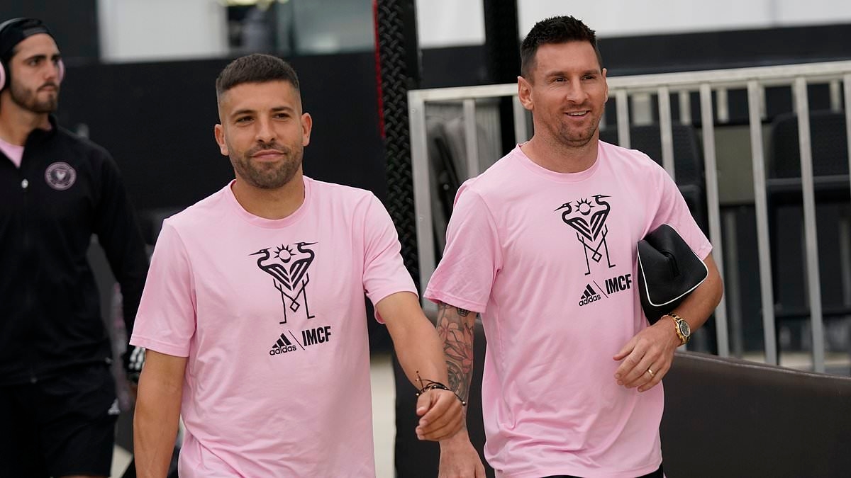 Lionel Messi, MLS'ten aldığı tuhaf cezanın ardından 'son derece üzgün' bir şekilde ayrılırken, Inter Miami yıldızı ve takım arkadaşı Jordi Alba da 'acımasız' bir ceza aldı.