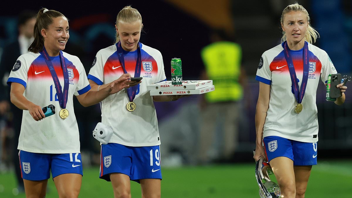 All'interno della festa notturna delle Lionesses dopo la vittoria degli Europei femminili: pizze in campo, la stella del Chelsea Reece James che festeggia con la sorella Lauren, canti nel tunnel e l'omaggio di Ella Toone al suo defunto padre