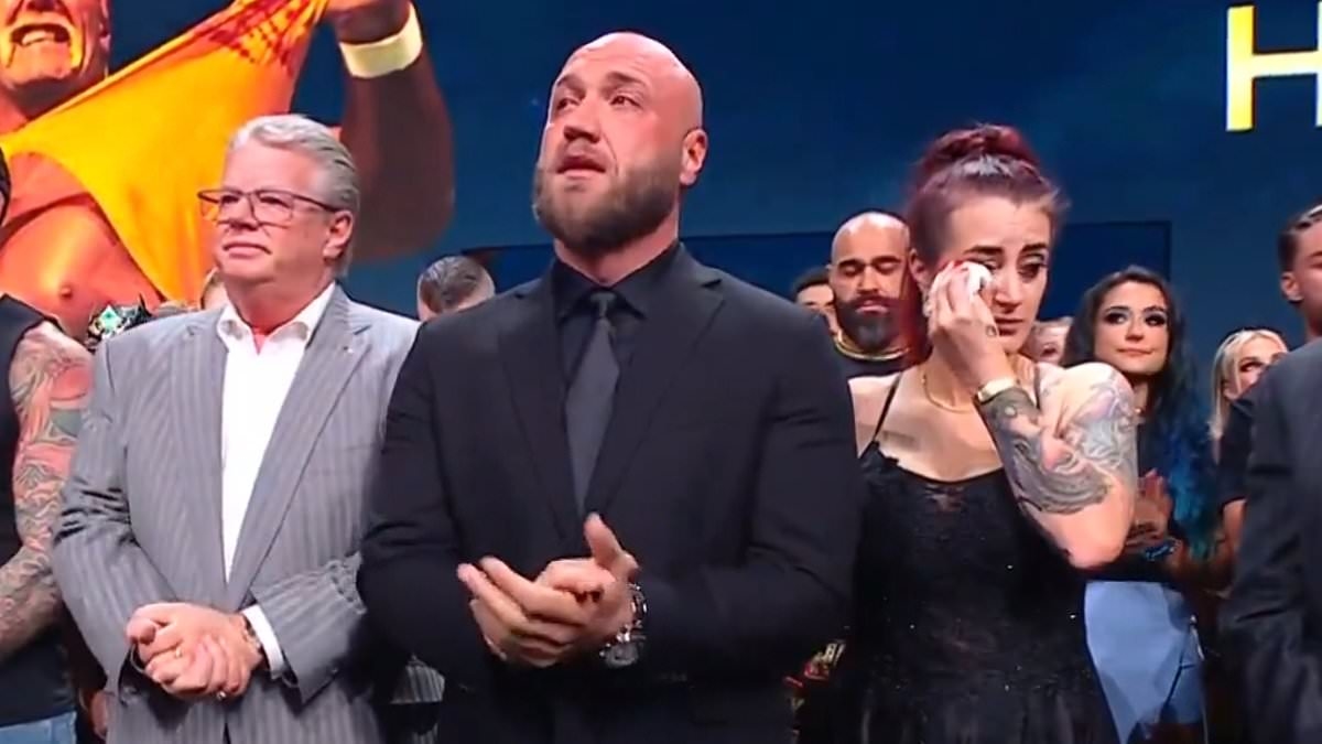 Разбитый сын Халка Хогана Ник присоединяется к звездам WWE, чтобы выразить эмоциональную дань памяти ушедшей иконе перед Monday Night Raw