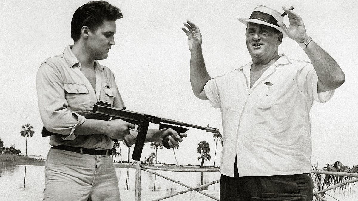 L'uomo che scoprì Elvis... e poi lo distrusse: come il Re precipitò nella dipendenza e nella morte per mano del suo manager di successo, rivelato in una biografia bomba da uno scrittore che lo vide accadere