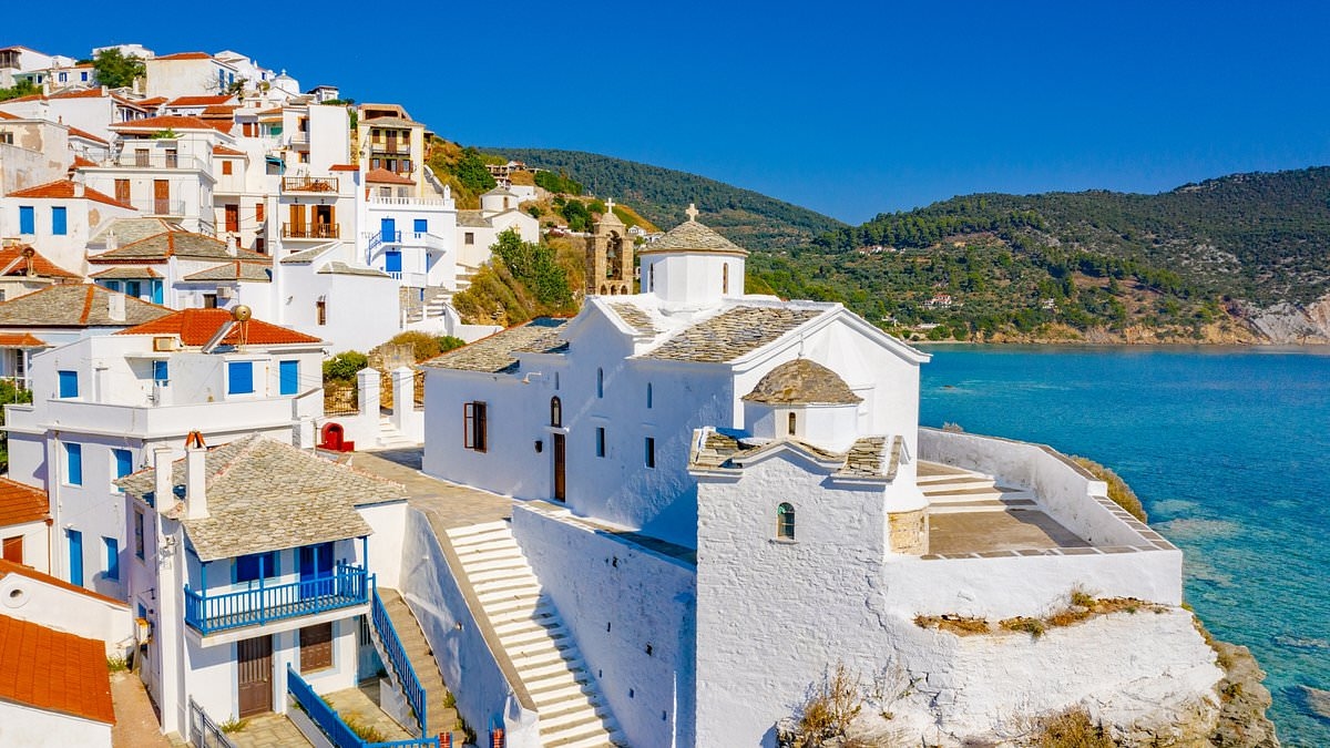 L'isola greca segreta dove puoi trascorrere una vacanza come una star di Hollywood spendendo quasi niente: voli a sole 75 sterline, una settimana di soggiorno in hotel a 200 sterline e un litro di vino a 7 sterline.