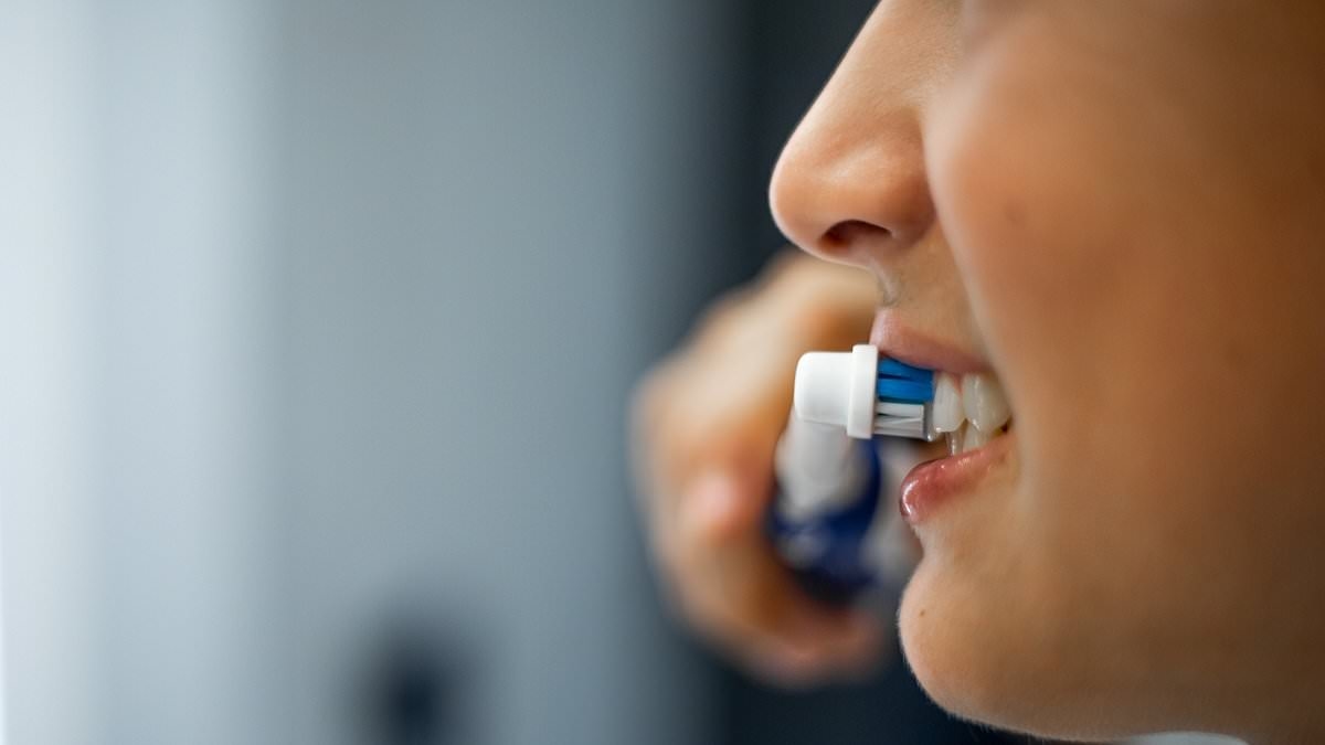 Un significato completamente nuovo per lavarsi i denti... il dentifricio fatto con CAPELLI umani può fermare la carie