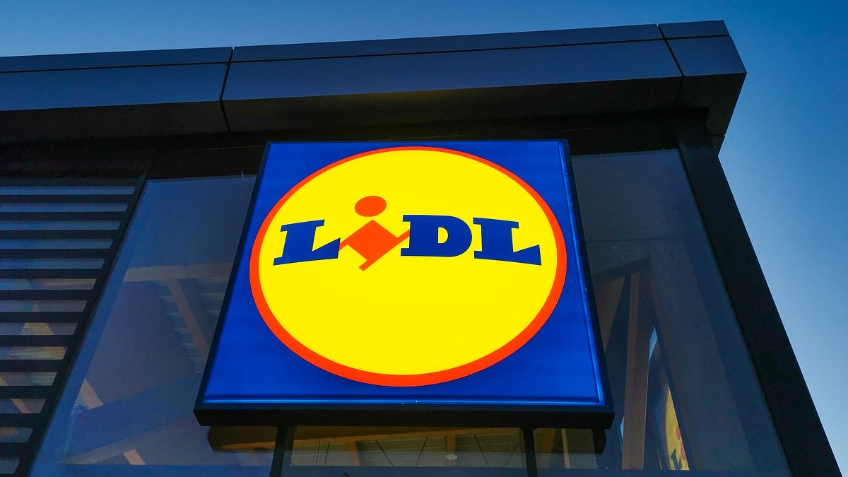 Un cliente di Lidl di 19 anni è rimasto disgustato dopo aver scoperto una "crescita" a forma di bulbo oculare in uno snack popolare apprezzato da milioni di persone