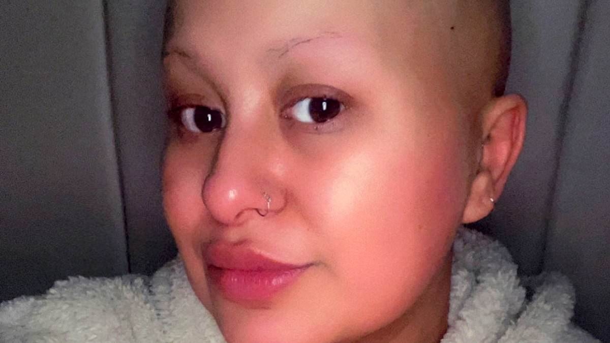 La futura mamma pensava che la sua forte nausea mattutina fosse dovuta alla gravidanza, ma ha ricevuto una diagnosi devastante di cancro.