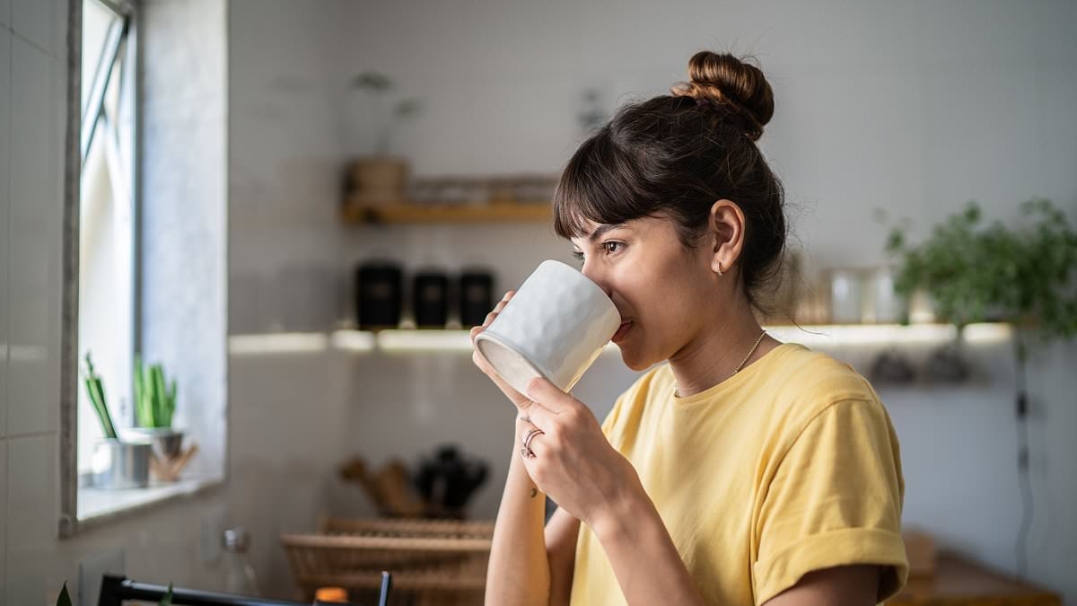 Il modo in cui bevi il caffè mattutino potrebbe aumentare il rischio di cancro fino a SEI volte