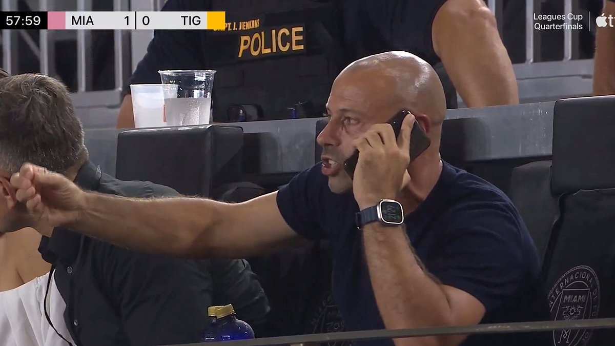 Unglaublicher Moment: Der ehemalige Liverpool-Star Javier Mascherano gibt nach seinem Platzverweis taktische Anweisungen per TELEFON von der Tribüne aus