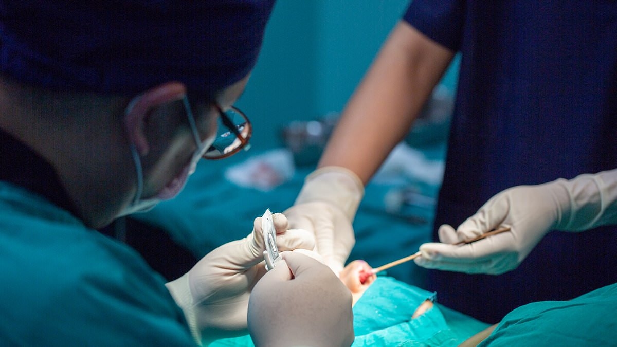 Miljoenen mensen die last hebben van een verstopte neus, zouden een operatie aangeboden kunnen krijgen om weer te kunnen ademen, zeggen experts