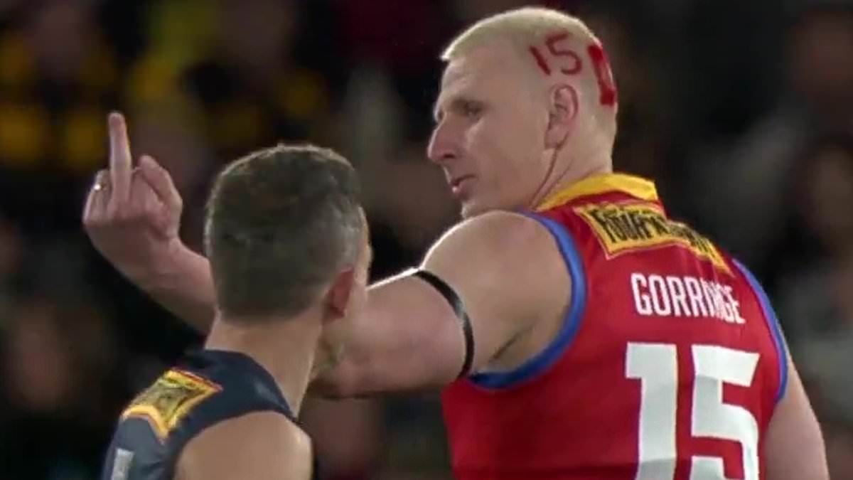 La star du football qui a écrasé Dave Hughes répond à l'AFL après avoir été condamné à une amende pour un acte sauvage lors du match des Legends qui a laissé le comédien à l'hôpital