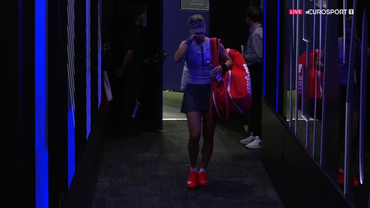 Estrela russa do US Open que criticou rivais americanos "desrespeitosos" saiu em lágrimas após desperdiçar uma GRANDE vantagem na derrota