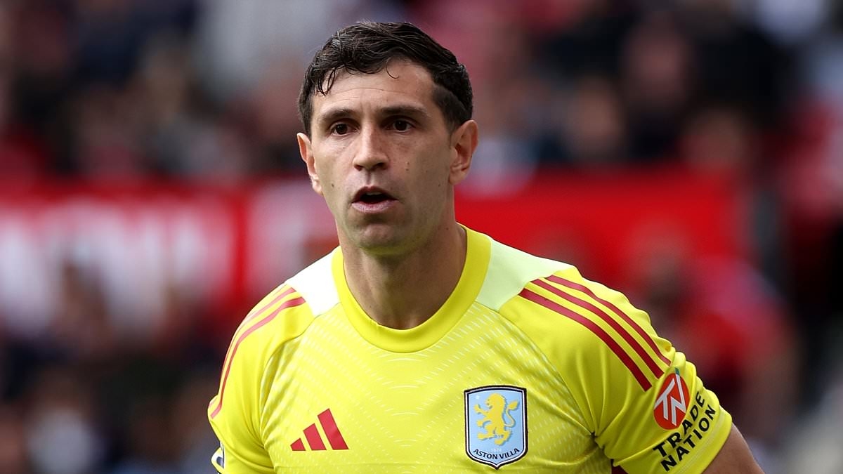 Unai Emery hits out at Emiliano Martinez for 'not being focused' after dropping goalkeeper amid Man United talks - with Old Trafford outcast floated as part of deal