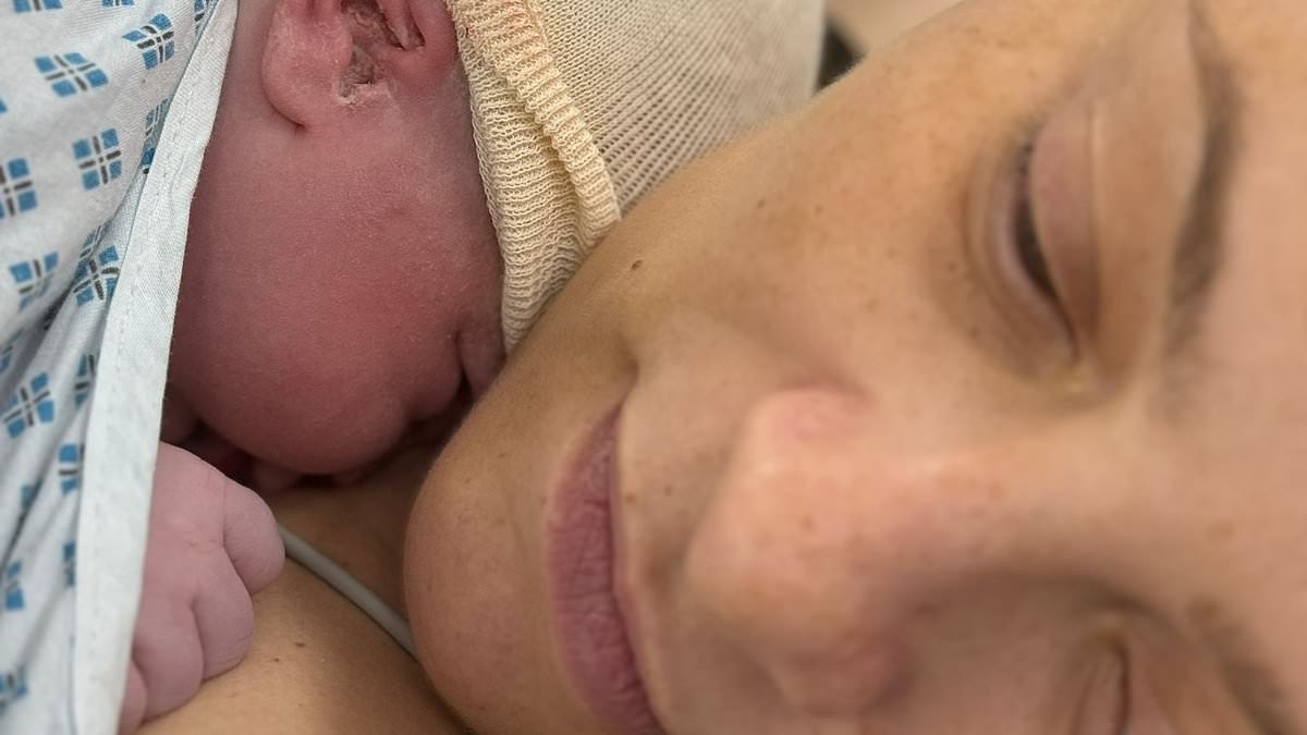 La superniñera de la televisión fue calificada de "madre tonta y preocupada" tras detectar una señal reveladora de una enfermedad incurable... ahora su bebé "es prisionera de su propio cuerpo".