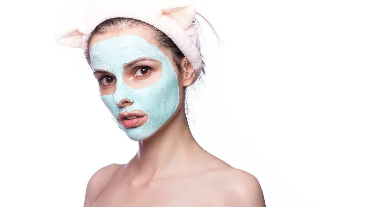 Un dermatologue cite et dénonce les produits populaires qu'il ne recommande JAMAIS : « Ils abîment votre peau »