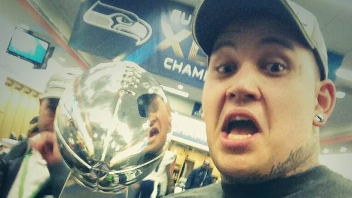 Primeiro australiano a ganhar um anel do Super Bowl da NFL implora à ex-esposa que volte para ele depois que ele quase morreu de um ataque cardíaco aos 34 anos: 'Ela é a única que me mantém vivo'