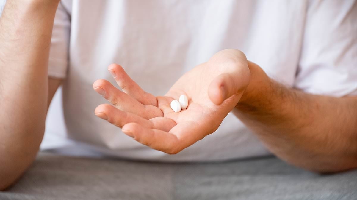 Miles de personas que toman antidepresivos podrían correr el riesgo de sufrir problemas cardíacos potencialmente mortales si toman otro medicamento común, advierten los expertos.