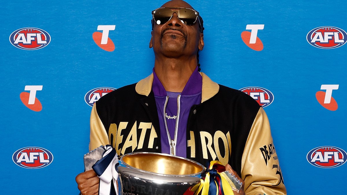 Gran final de la AFL EN VIVO: Gran final de la AFL EN VIVO: Los fanáticos del fútbol se enfrentan con la seguridad de Snoop Dogg cuando les confiscan sus teléfonos en medio del secretismo sobre su entrada al MCG