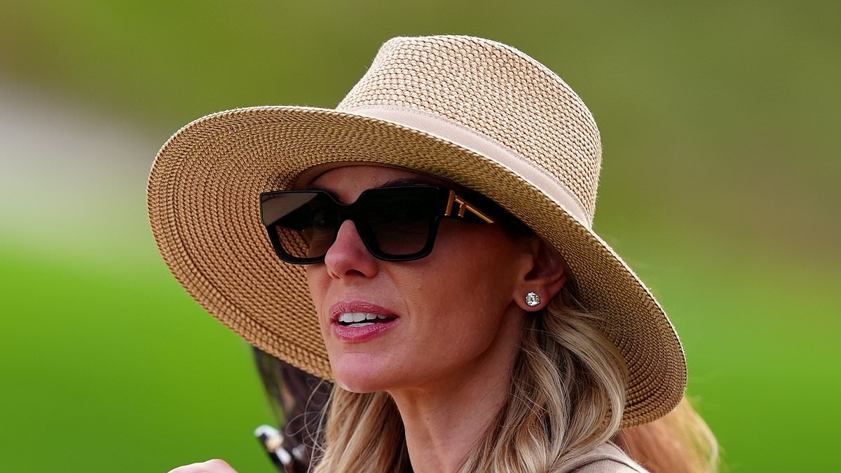 La moglie di Rory McIlroy, Erica, è stata colpita da un drink in una giornata tossica della Ryder Cup, ma la coppia ha fatto fronte unito di fronte alle provocazioni
