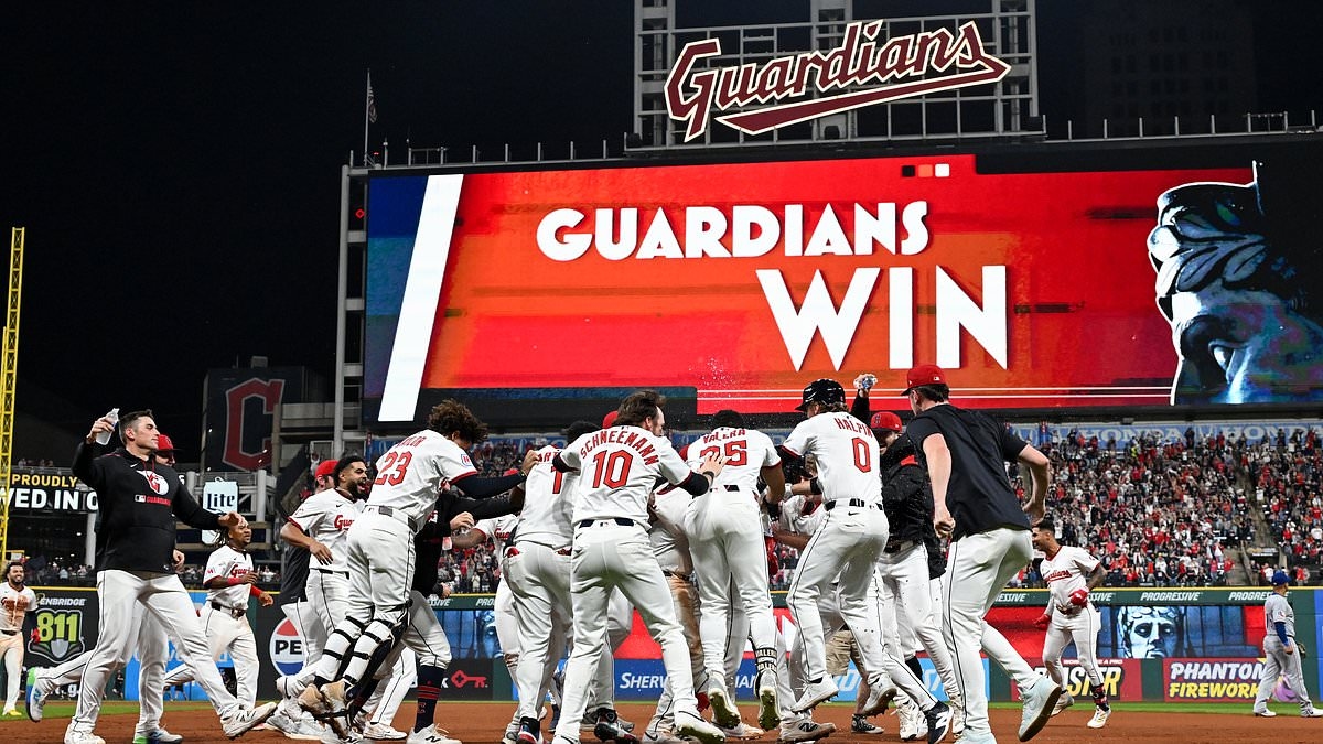Un sorprendente errore dei Texas Rangers regala un posto ai Cleveland Guardians nei playoff... e rovina la stagione dei loro acerrimi rivali