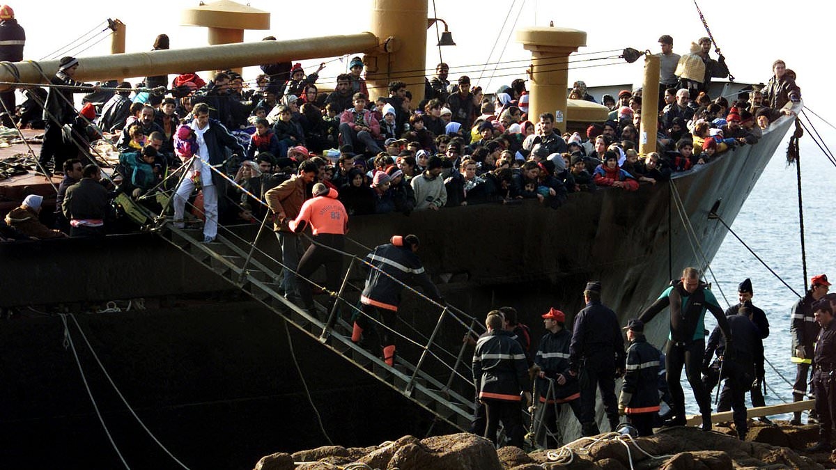 Il romanzo apocalittico scritto nel 1971 che prevedeva la crisi dei migranti in modo così preciso che l'autore credeva fosse stato dettato da un potere superiore: ora CHRISTOPHER STEVENS rivela i dettagli scioccanti e il finale che tutti dovremmo temere