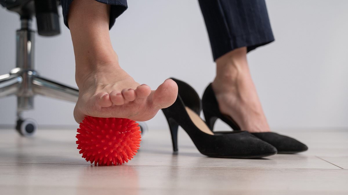 Comment soulager vos douleurs aux pieds sans chirurgie ? Cette affection cruelle touche principalement les femmes d'âge moyen, s'aggrave le matin et peut durer des années. Aujourd'hui, des médecins révèlent des solutions simples et efficaces, dont un n...