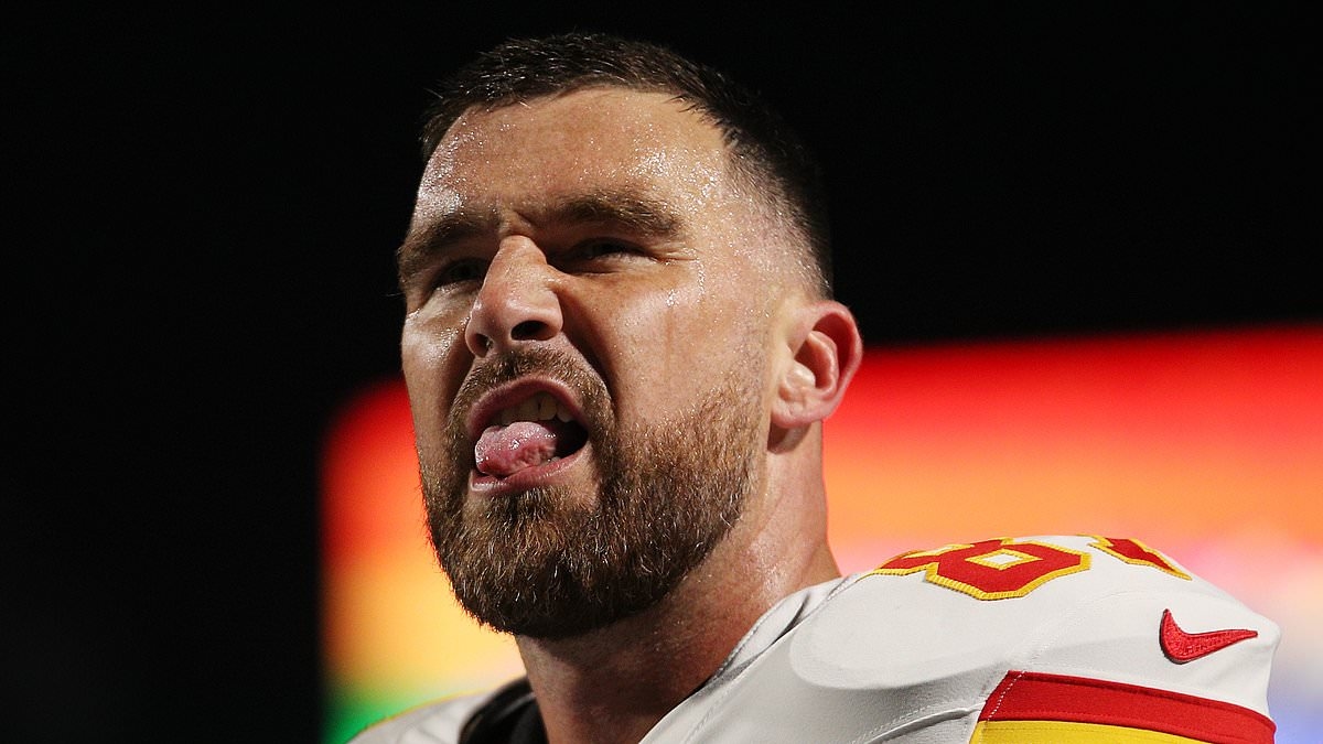 Travis Kelce provoque les fans des Bills en entrant dans le vestiaire, blessé après un violent choc avec un rival.