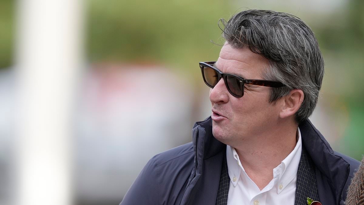 Joey Barton twierdzi, że istnieje spisek państwowy przeciwko niemu i obawia się więzienia, oskarżając Jeremy’ego Vine’a o „warczenie” na niego w drodze do sądu