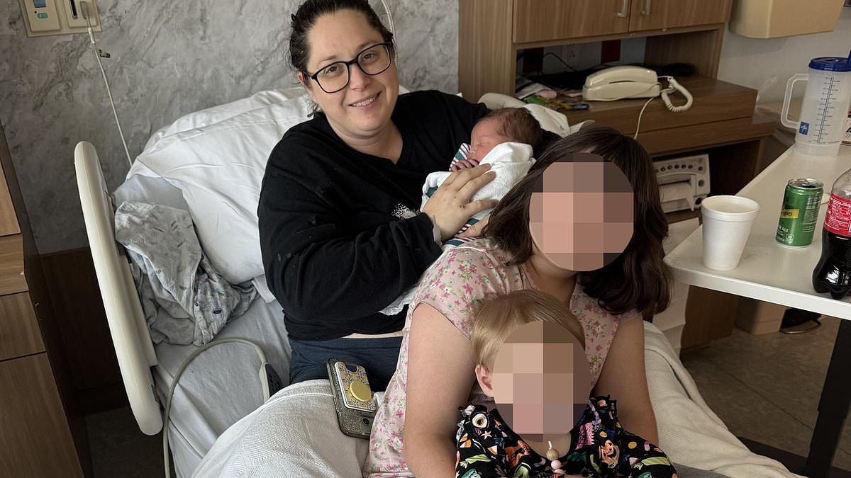 Je pensais que mon mal de dos était dû à un calcul rénal… J’ai été choquée de découvrir que j’étais enceinte de neuf mois et en plein travail.