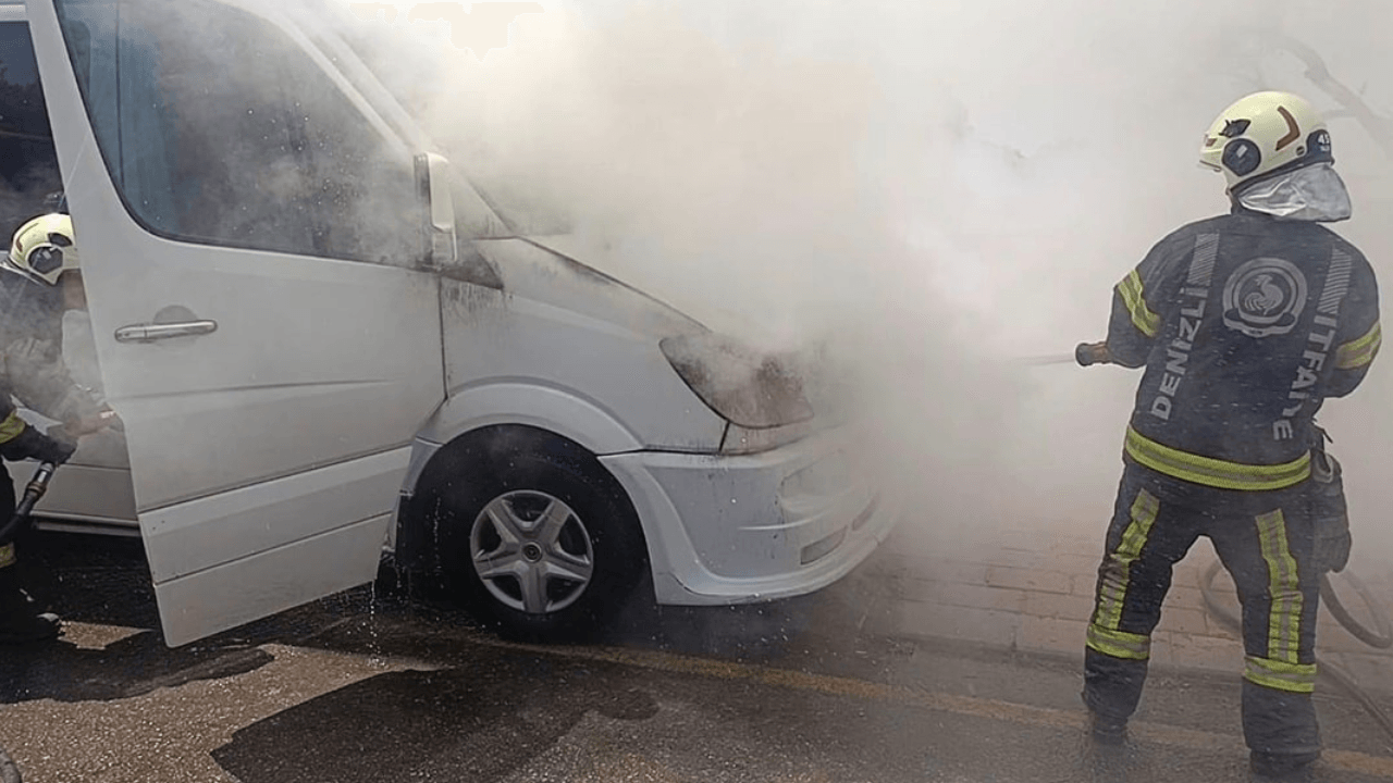 W Denizli zapalił się autobus pracownika w ruchu