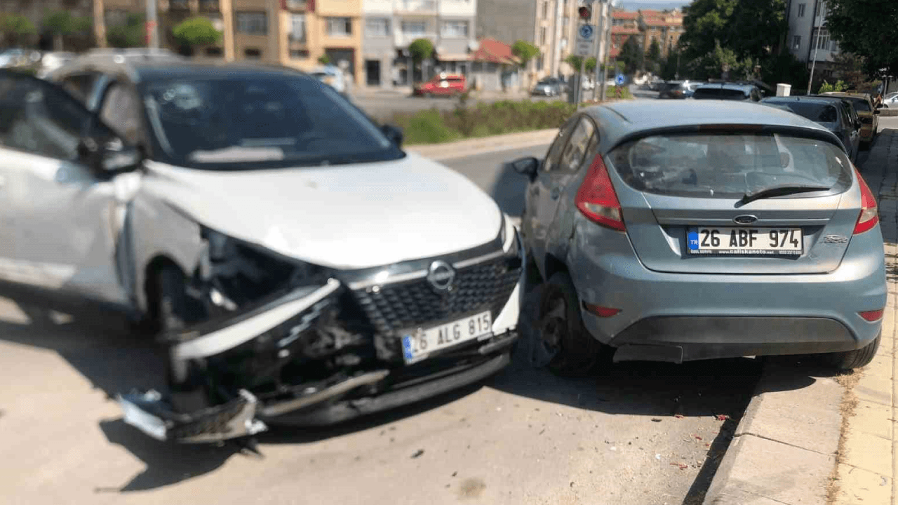 Terror jeepem w Eskişehir: Zderzenie z 3 pojazdami, kierowca ranny