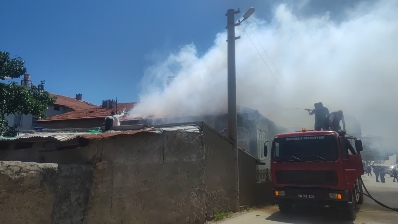 Brandpaniek in Şarkışla: het dak van een vrijstaande woning is in vlammen opgegaan