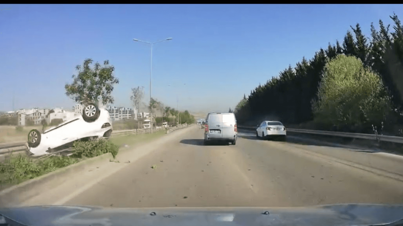 Para w samochodzie, który wywrócił się do góry nogami, nawet nie dostała krwotoku z nosa