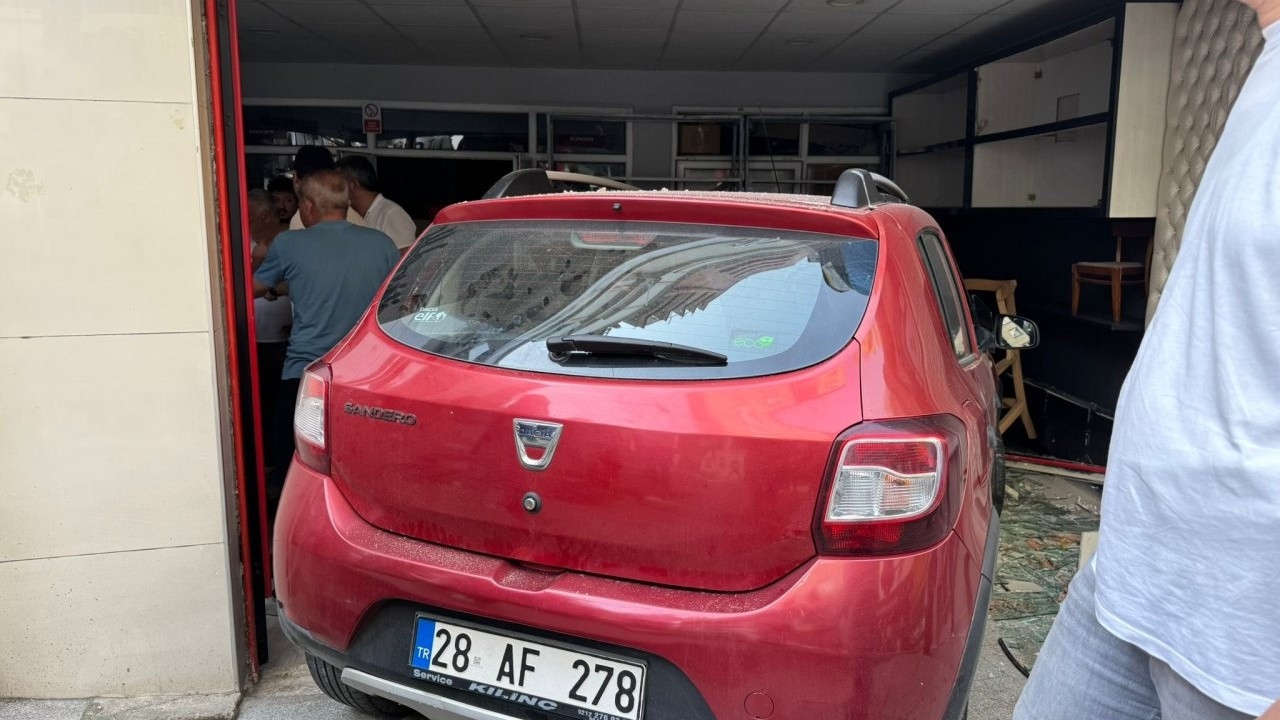Une conductrice a percuté un magasin, laissant une personne coincée sous le véhicule.