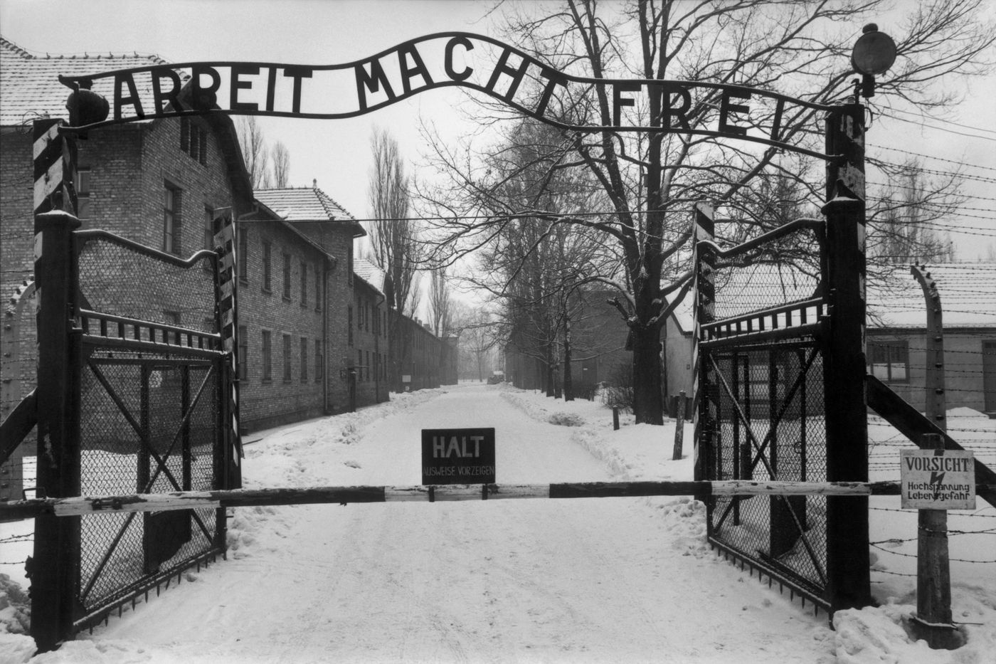 En el Memorial de la Shoah, una exposición única de fotografías de Auschwitz realizadas por Raymond Depardon
