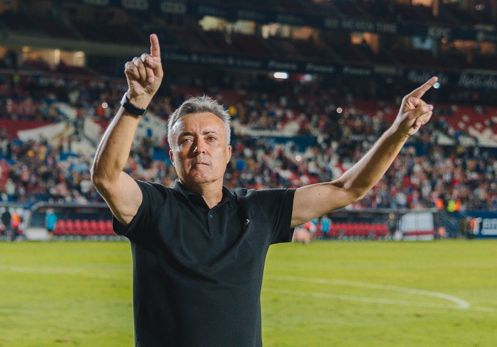 Domenec Torrent, Chivas' new coach; Mateo Chávez, to Europe