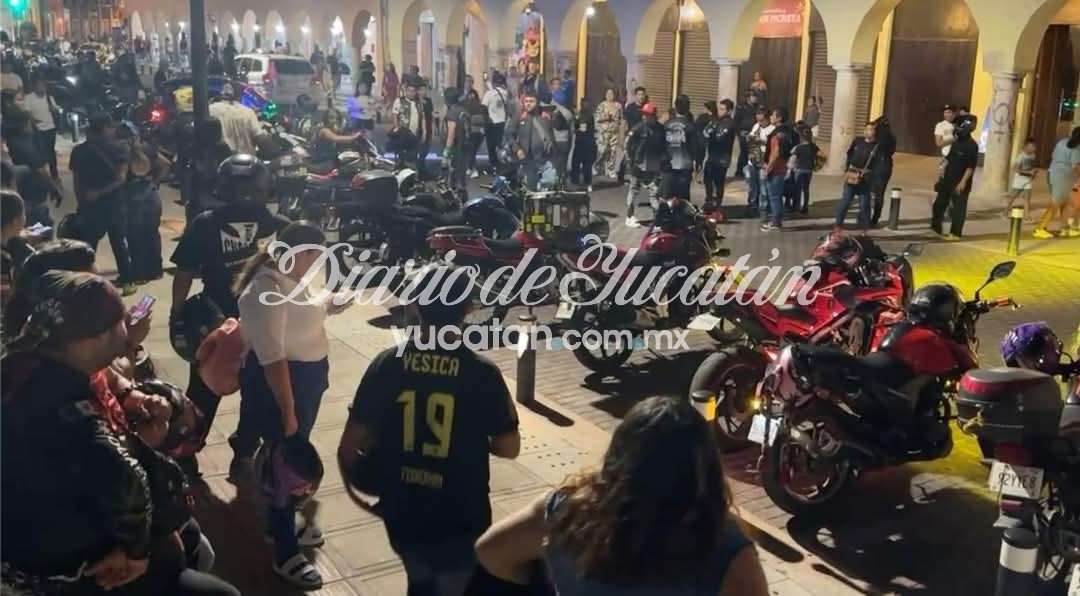 Motorcyclists ride through Plaza Grande in Mérida: they demand justice for Ángel and Fabiola.