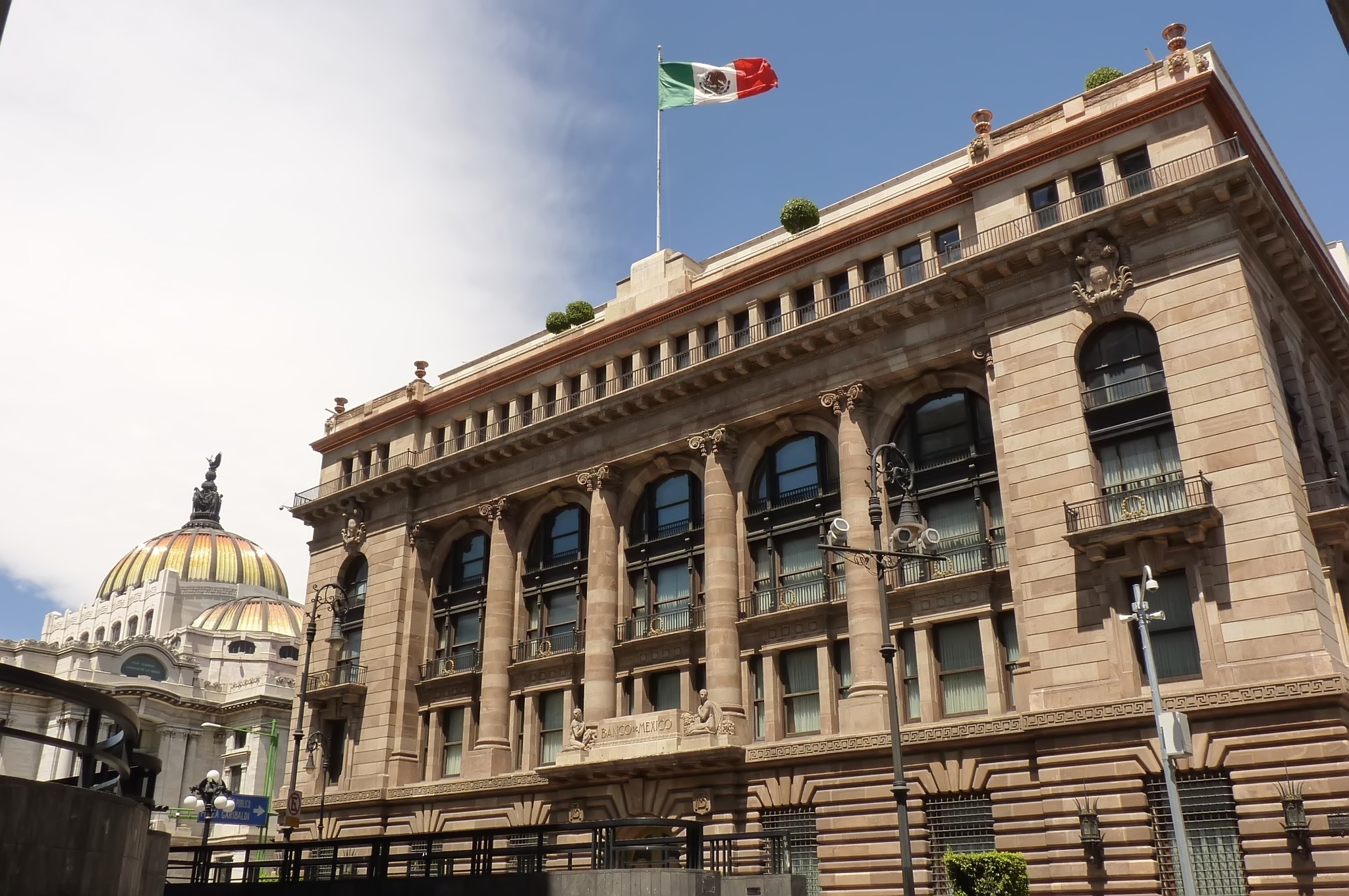 Banco do México corta taxas de juros novamente em 50 pontos, para 8%.
