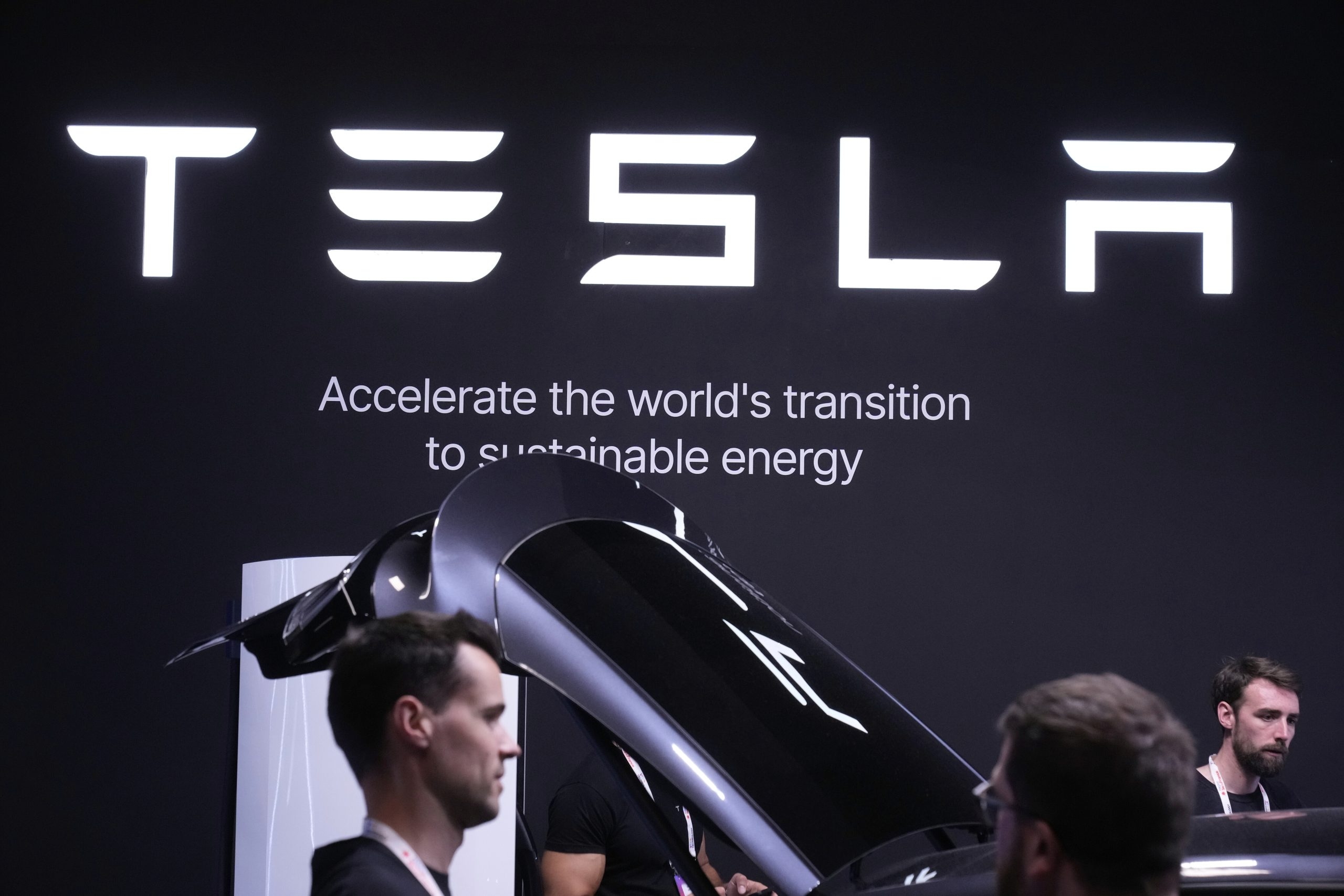 Акции Tesla упали на 7% после нового спора между Маском и Трампом